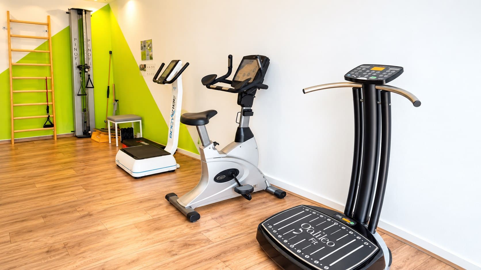Trainingsraum mit Seilzuggeräten